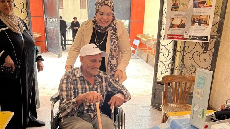 بعكاز وكرسي متحرك.. مسن يدلي بصوته في انتخابات النواب ببورسعيد