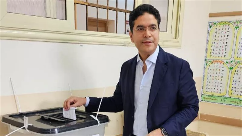 ضياء الدين داود يدلي بصوته في انتخابات النواب بمدرسة 6 أكتوبر بدمياط