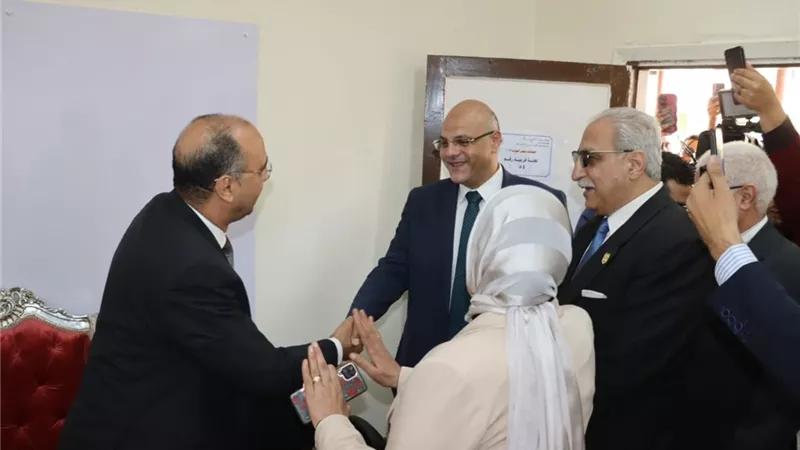  محافظ القليوبية يتفقد اللجان الانتخابية.. ويشيد بالمشاركة المتميزة للمرأة