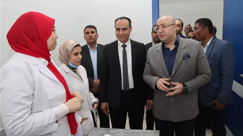  محافظ بني سويف يتفقد وحدة بني عدي ويطمئن على رضيعة مصابة