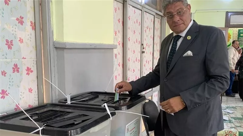 نقيب السياحيين يدلي بصوته في انتخابات مجلس النواب 2025