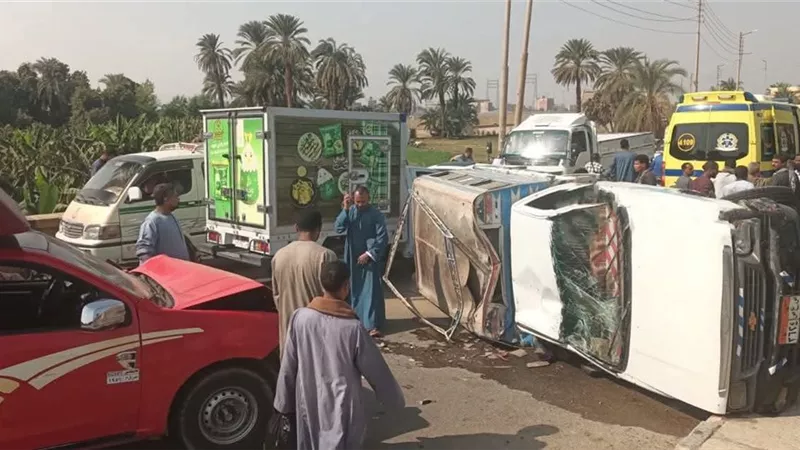 إصابة 5 أفراد في حالة حرجة بعد انقلاب سيارة جنوب الأقصر