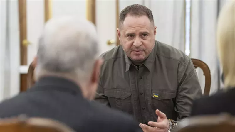 بعد تعيينه رئيسًا للتفاوض.. كيف يحاول زيلينسكي إنقاذ يرماك من تهم الفساد؟