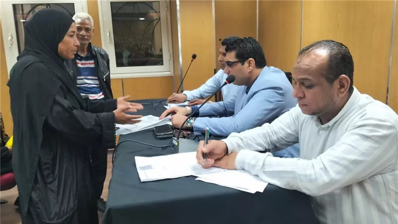 نائب محافظ الأقصر يبحث 35 طلبا خلال لقاءات اليوم المفتوح