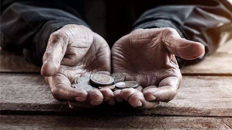 ظاهرة خطيرة منتشرة.. الدكتور عطية لاشين: التسول دون حاجة «سحت محرم»