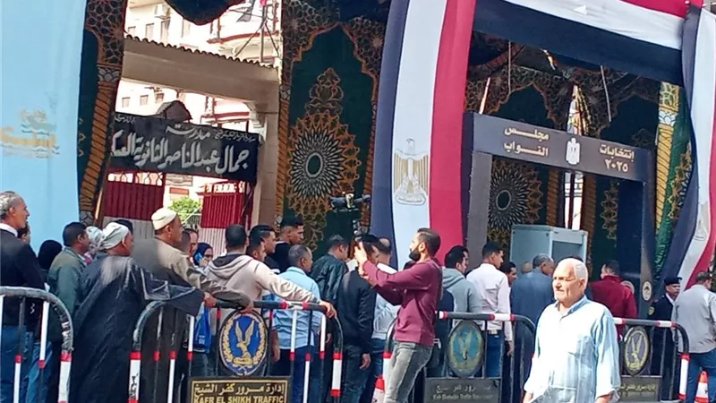 رئيس مدينة دسوق يتابع فتح اللجان الانتخابية وبدء عملية التصويت