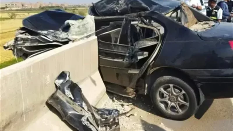 مصرع شخصين في حادث تصادم سيارة برصيف الطريق الصحراوي بالبحيرة