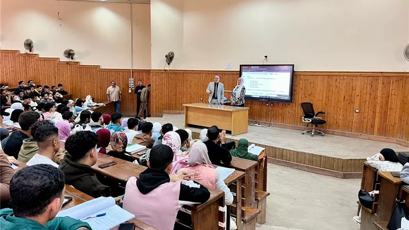 رئيس جامعة الدلتا التكنولوجية يتابع أعمال تطوير المسطحات الخضراء