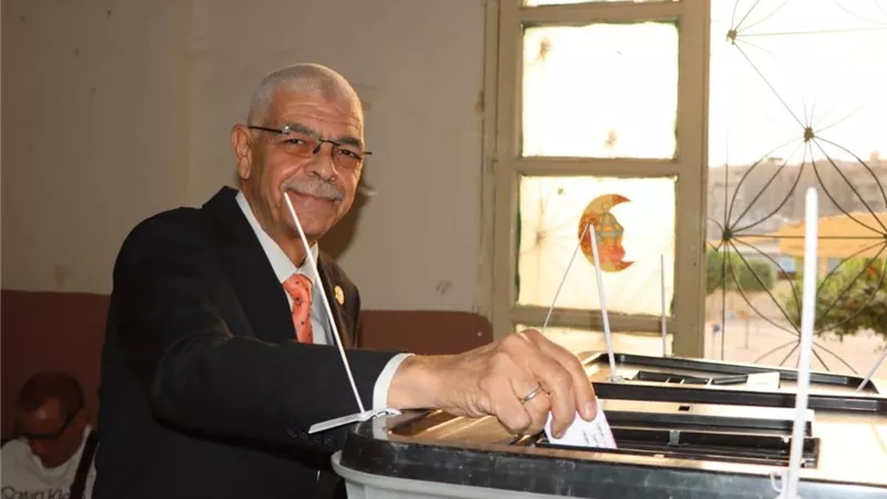 رئيس جامعة المنوفية يدلي بصوته في انتخابات مجلس النواب بالقاهرة