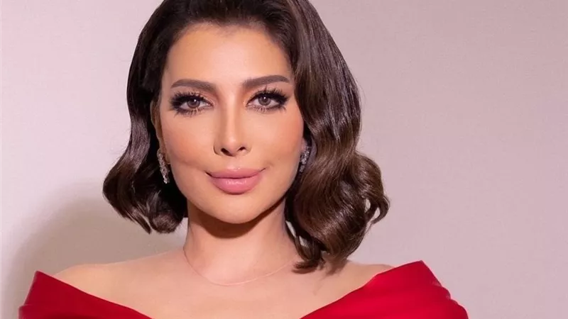 «وسقطت العباءة».. موقف غريب من أصالة على المسرح أمام زوجها