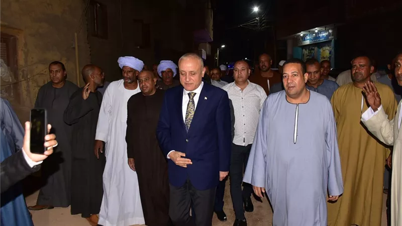 محافظ الأقصر يؤدي صلاة العشاء بمسجد الفاوي ويستمع لمطالب أهالي الطود
