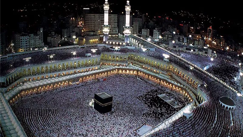 المصلون يحتشدون في الحرمين ليلة ختم القرآن.. أجواء روحانية وتنظيم متكامل
