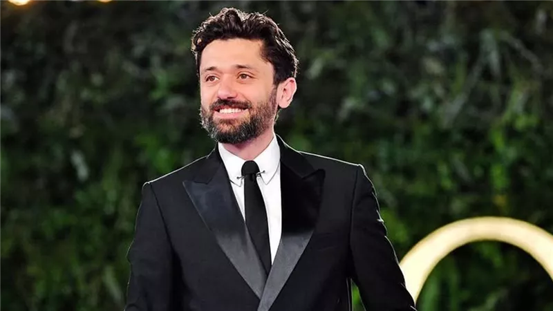 «كفاية كده طيبة».. دويتو جديد يجمع أحمد سعد وكريم محمود عبد العزيز