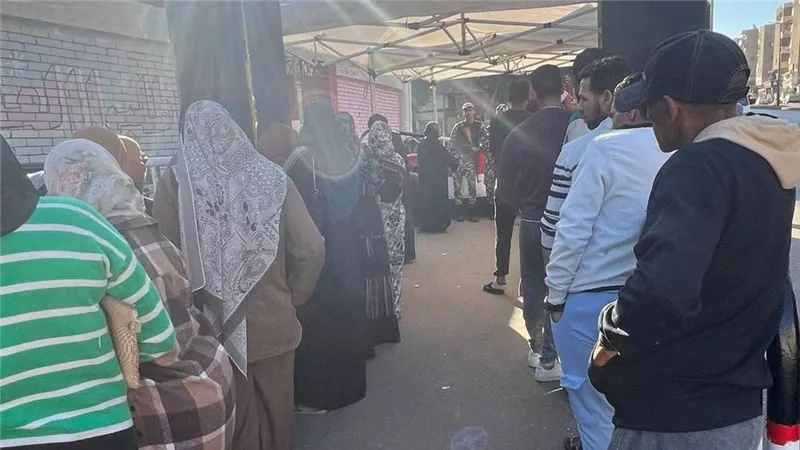بعد دقائق من فتح اللجان.. إقبال كثيف للشباب في مدرسة عمار بن ياسر بالقاهرة