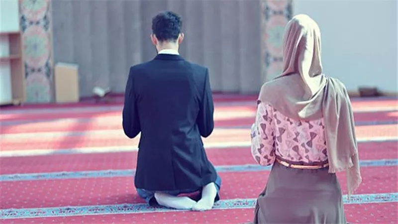 هل تحرم الزوجة على زوجها بسبب تركه للصلاة؟.. أمين الفتوى يجيب