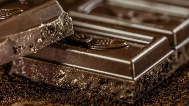 أبرزها الشوكولاتة والسلمون.. 8 أطعمة تعزز المزاج وتدعم صحتك النفسية
