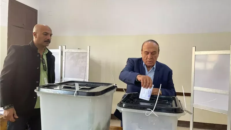سمير فرج يدلي بصوته في انتخابات مجلس النواب بالتجمع الخامس