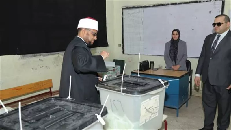 أمين مجمع البحوث الإسلامية يدلي بصوته في انتخابات مجلس النواب بالقاهرة
