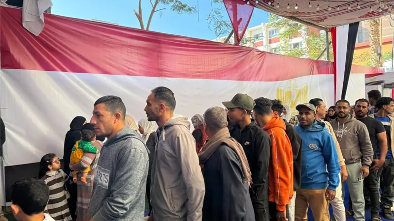 توافد المواطنون على مدرسة الشهيد أحمد بلال بفاقوس للتصويت في الانتخابات