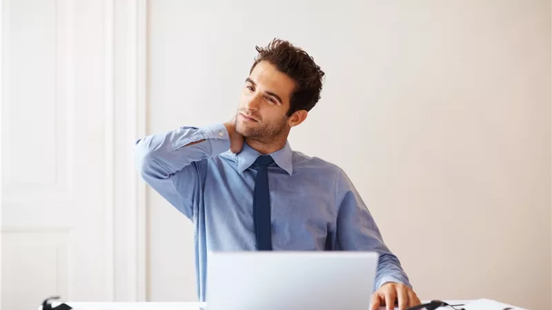 تأثير الجلوس الطويل على العمود الفقري.. طريقة العلاج بدون رياضة قاسية