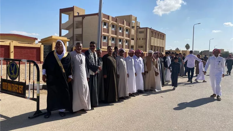 مشاهد مميزة أمام لجان جنوب سيناء.. طوابير بالزي السيناوي في اليوم الأخير