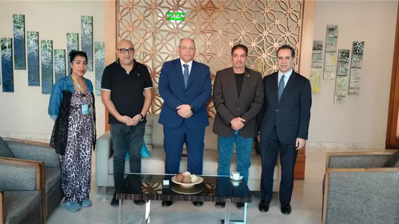 السفير المصري في الكويت يطمئن على بعثة فراعنة الشطرنج في البطولة العربية