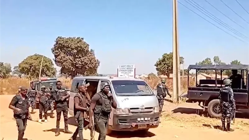 تفاصيل جديدة لاقتحام مسلحين لمدرسة واختطاف 300 طالب في نيجيريا