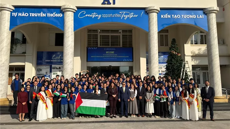 وزيرة الخارجية الفلسطينية تناقش الأوضاع الراهنة مع طلاب جامعة هانوي