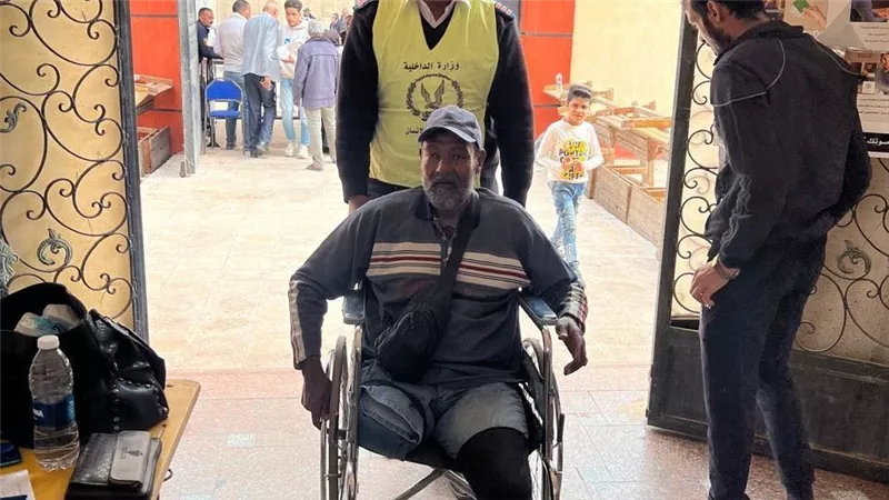 بمساعدة رجال الشرطة.. رجل «مبتور القدمين» يدلي بصوته في انتخابات النواب 