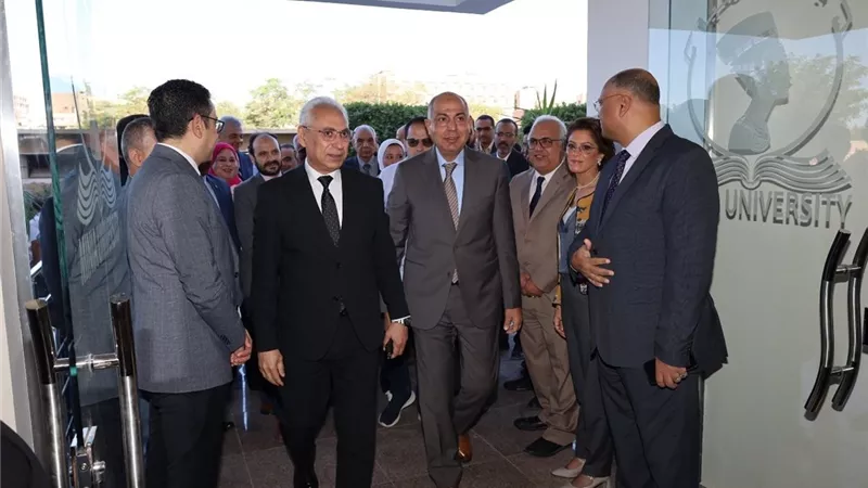 محافظ المنيا ورئيس الجامعة يتفقدان الإسكان الفندقي بعد تطويره