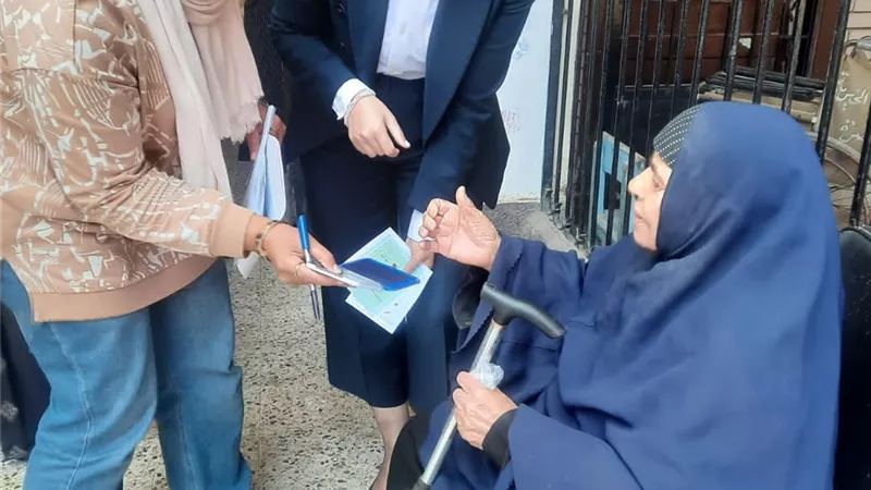 موقف إنساني داخل لجنة شبين القناطر: مستشارة تُسهّل التصويت لسيدة مسنة