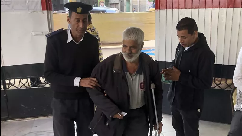 فرد أمن يساند مواطنا للإدلاء بصوته في الانتخابات بالشرقية| صور