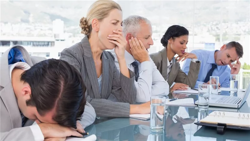  السهر والعمل.. كيف تحافظ على التركيز في الاجتماعات الصباحية؟