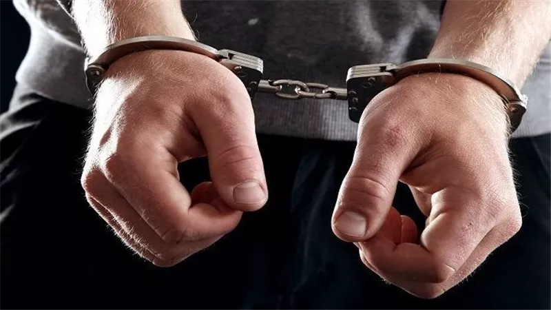 نصاب ينتحل صفة موظف بنك وينهب أموال العملاء في المنيا| تفاصيل