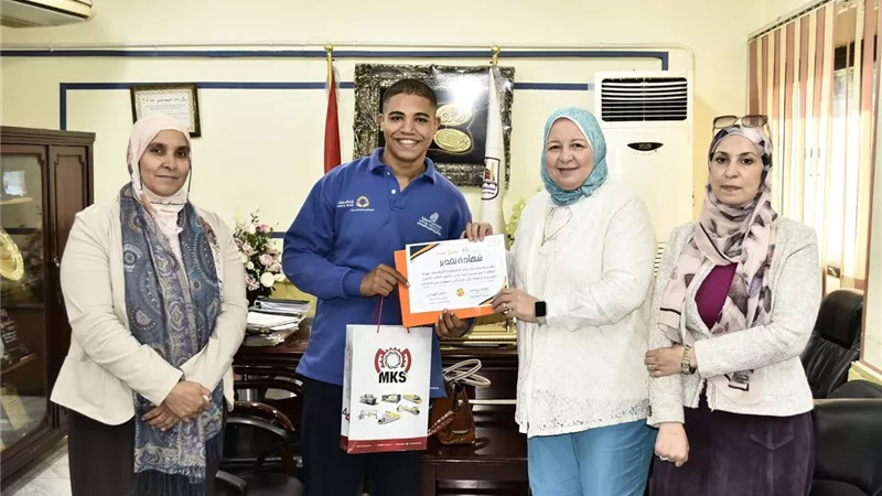 وكيل تعليم بني سويف يكرم وصيف بطل الجمهورية في الملاكمة