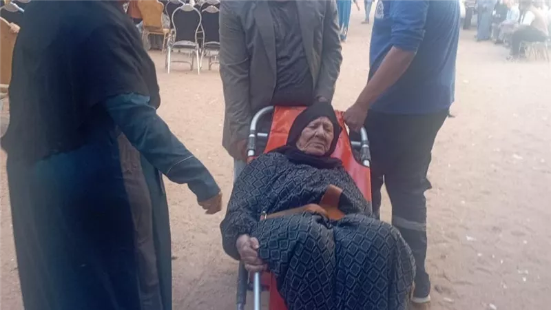 «نازلة في حب مصر».. مسنة تدخل اللجنة الانتخابية على سرير متحرك مع الإسعاف