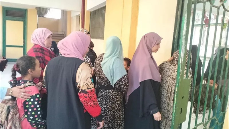 توافد الناخبين بلجان مدينة الخانكة للتصويت في انتخابات مجلس النواب