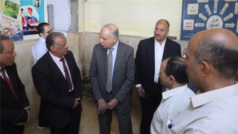 محافظ المنيا يتفقد مدرسة الثانوية الزراعية لرفع كفاءة المشروعات الإنتاجية