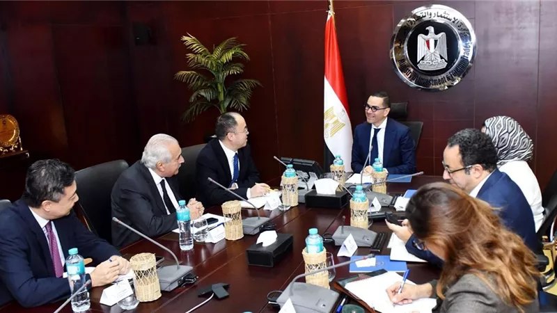 وزير الاستثمار يبحث 400 مليون دولار استثمارات 