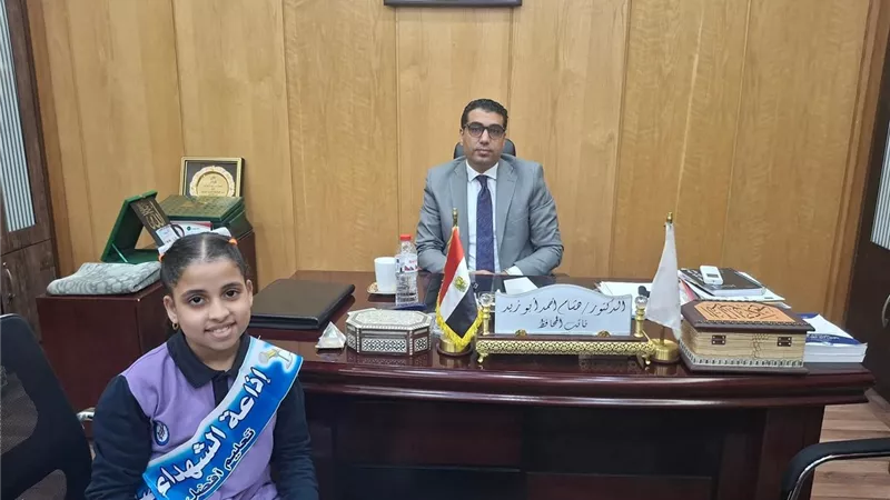 نائب محافظ الأقصر يلبي طلب تلميذة ويجري معها حوارًا صحفيًا بمدرسة الشهداء 