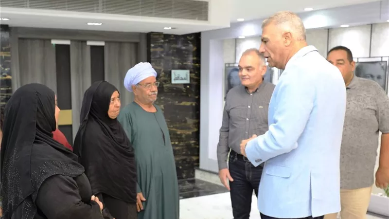 محافظ أسوان: تقديم حزمة من الخدمات لـ«الحاجة سعاد»