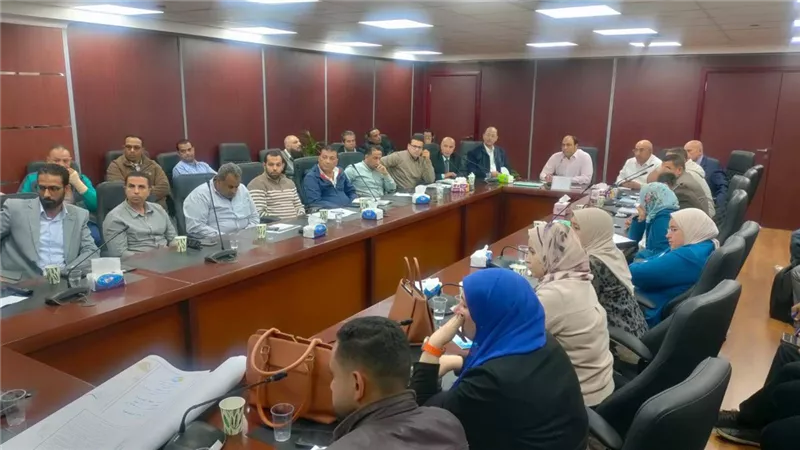 رئيس مياه الجيزة يناقش خطط رفع كفاءة محطات وشبكات الصرف الصحي 