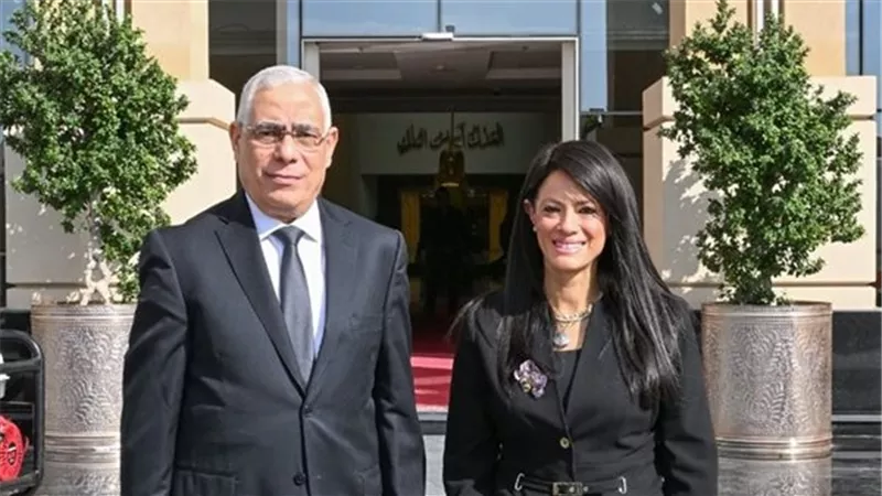 النيابة العامة تتسلم مركبات خدمة ذكية متنقلة من وزارة التخطيط