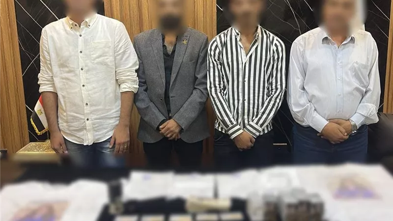 كروت دعائية وأموال.. القبض على 4 أشخاص يوجهون الناخبين لصالح مرشح بالقاهرة