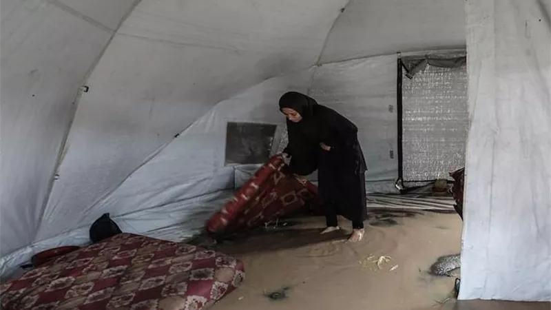 الأمطار الغزيرة والسيول تُغرق خيام النازحين في غزة| صور 
