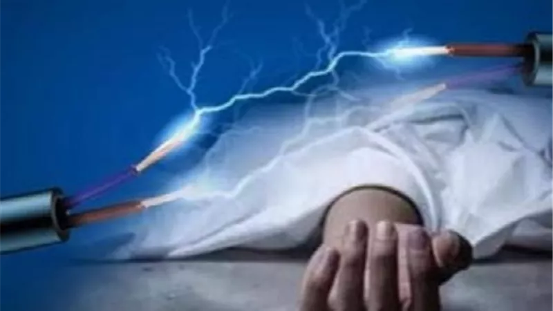 صعقة قاتلة على طريق الفيوم.. وفاة موظف كهرباء أثناء عمله بجوار الكارتة