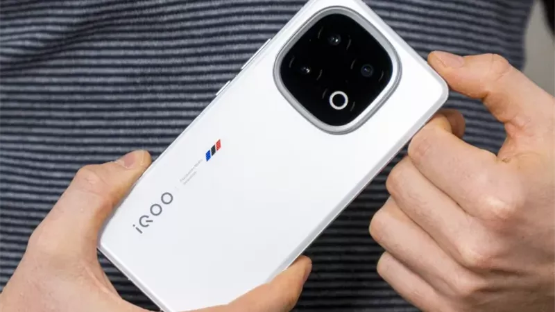 مواصفات هاتف iQOO 15  قبل طرحه في الأسواق.. حجم صغير وتصميم عصري 