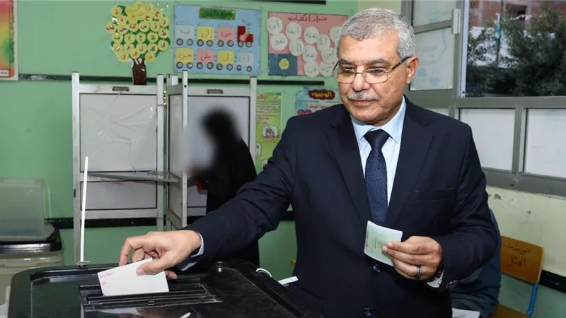 رئيس جامعة الزقازيق يدلي بصوته في انتخابات مجلس النواب
