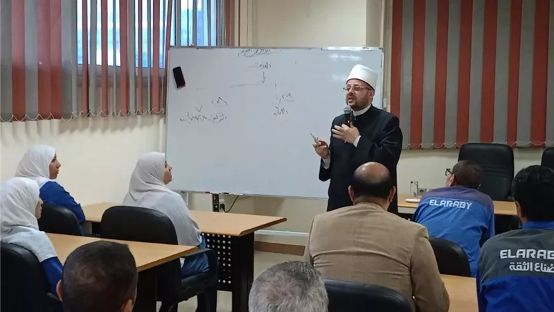 رئيس «شئون المساجد» يلقي ندوة تثقيفية بمجمع صناعات بنها