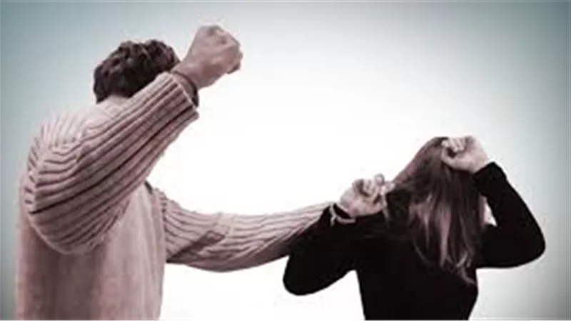 ما حكم إهانة الزوج لزوجته واعتدائه عليها؟ دار الإفتاء تجيب